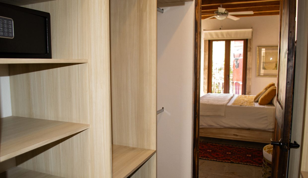 3. REC PRINCIPAL DESDE VESTIDOR. CAJA FUERTE