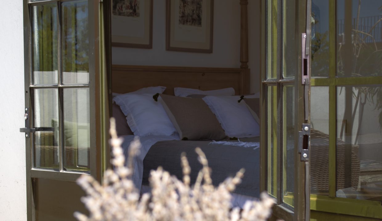 6. CAMA DESDE TERRAZA. PUERTA VIDRIO