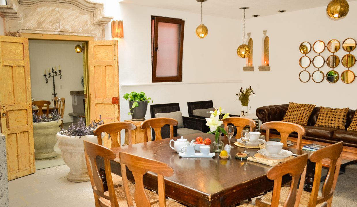 CASA. COMEDOR ESPEJO SIN MANTEL