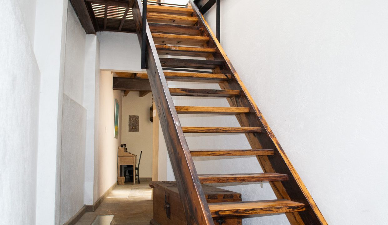 CASITA ESCALERA DE MADERA