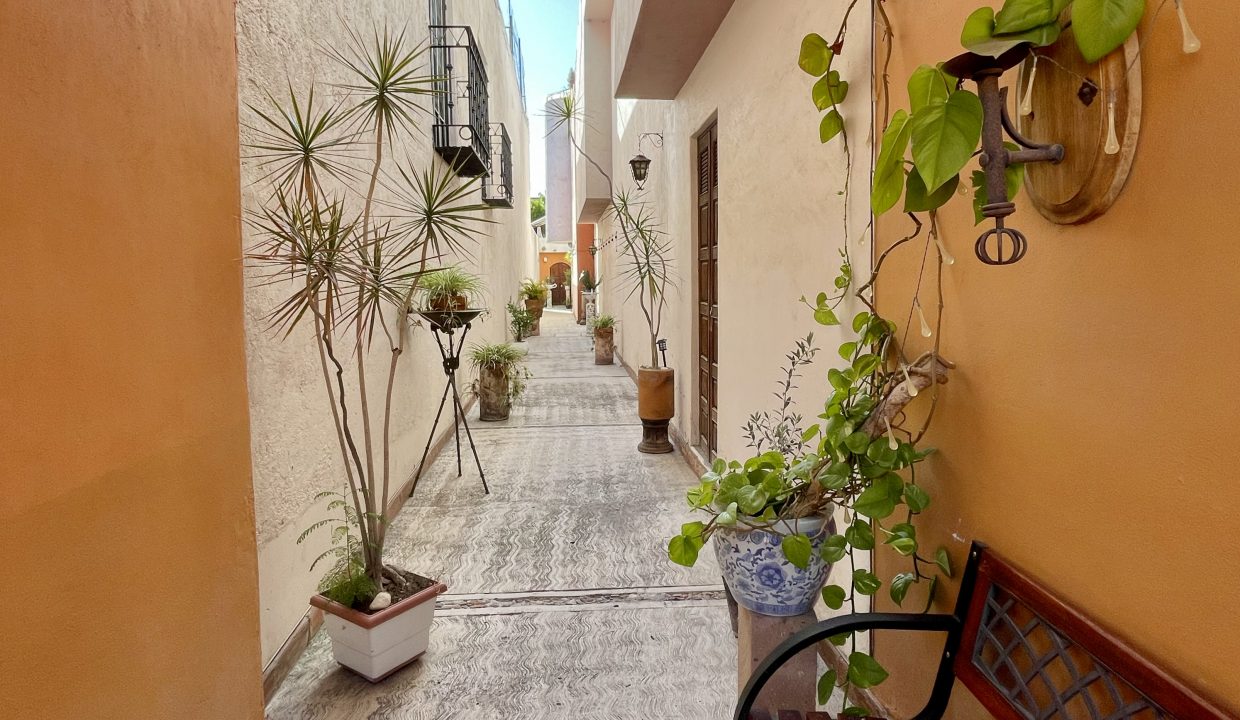 11C3DB1F-2CB1-4B97-8EE1-741C4AD7C450_1_201_a