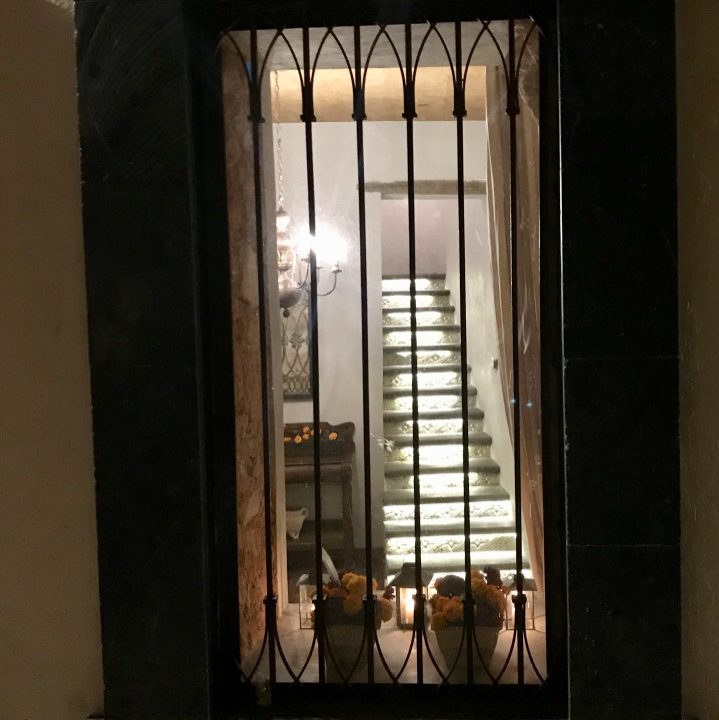 escalera desde calle y reja