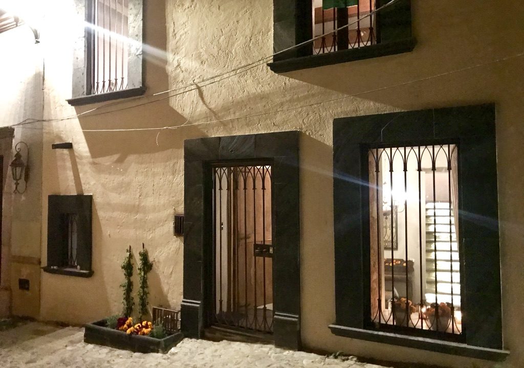 fachada noche iluminada